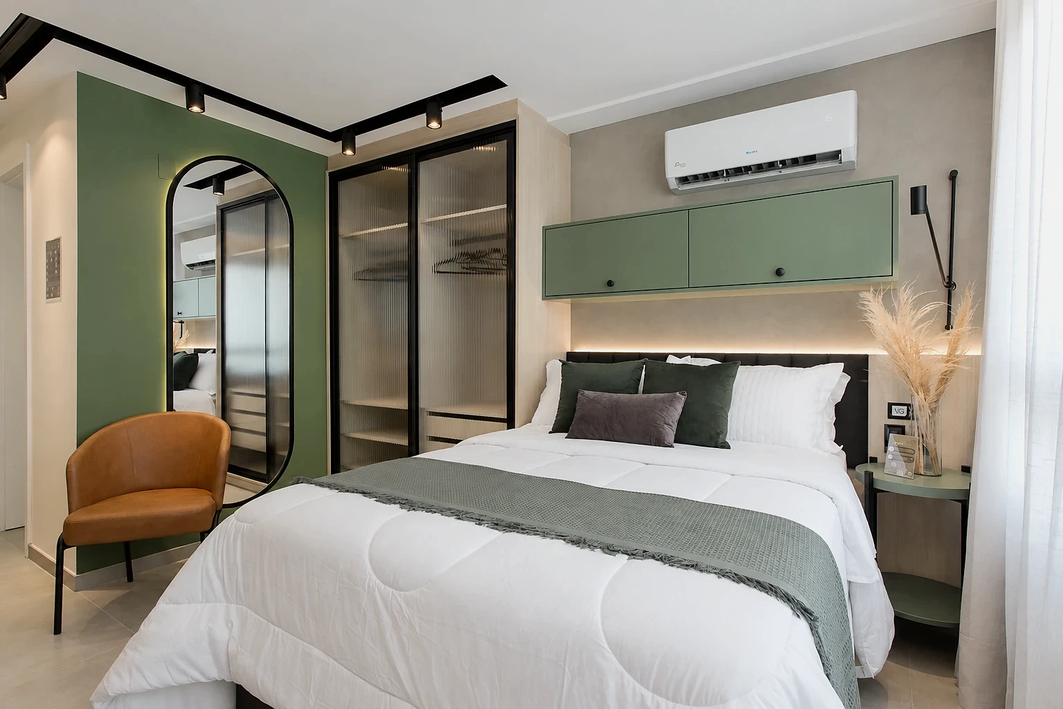 Cama e cabeceira verde no Studio 1613.