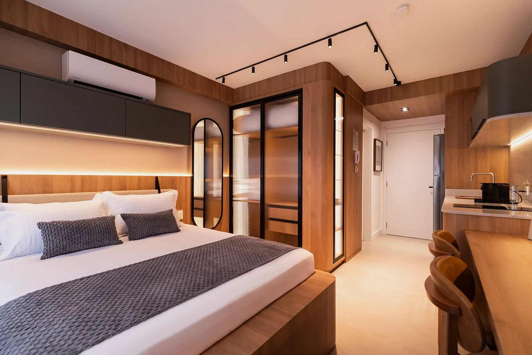 Vista do Studio 711: cama, bancada e cozinha integradas.