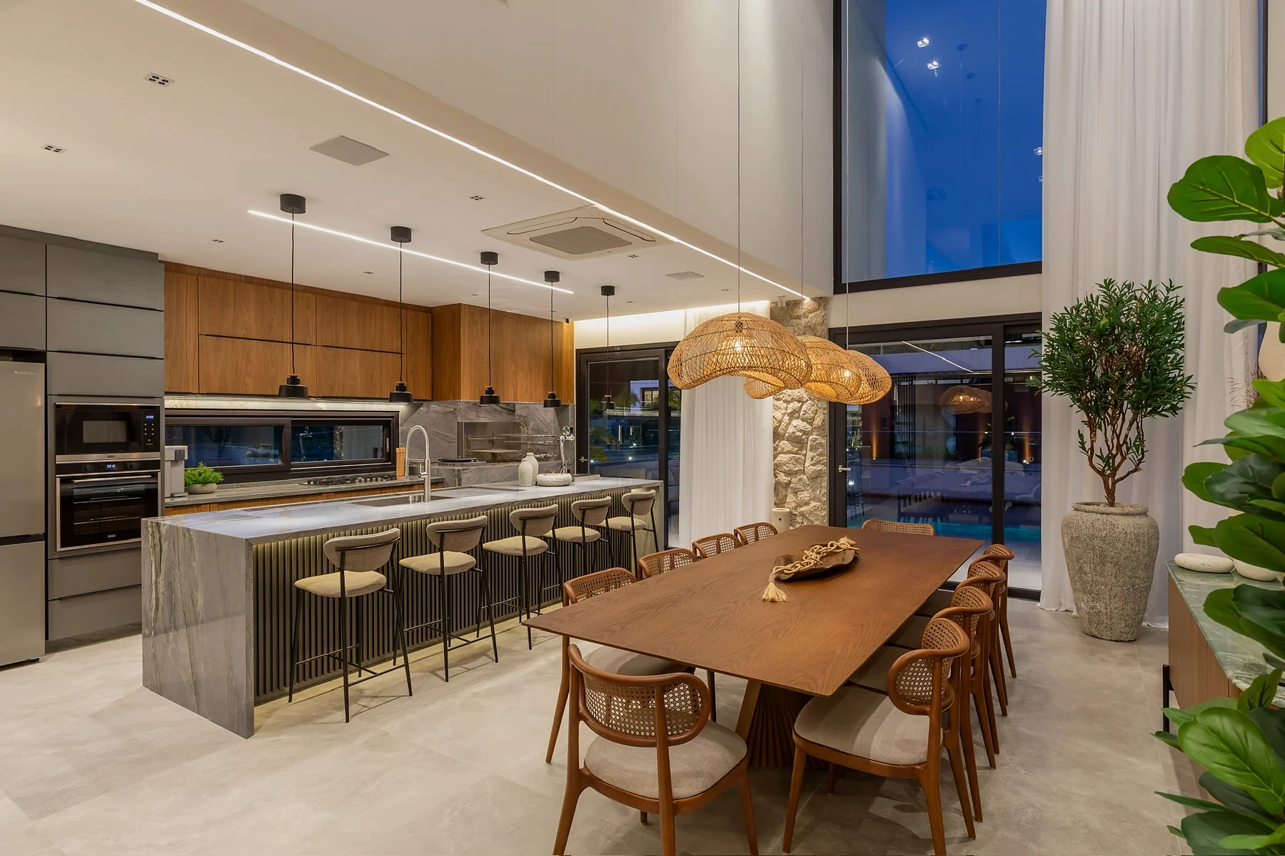 Cozinha e sala de jantar integradas da Casa Pequi.