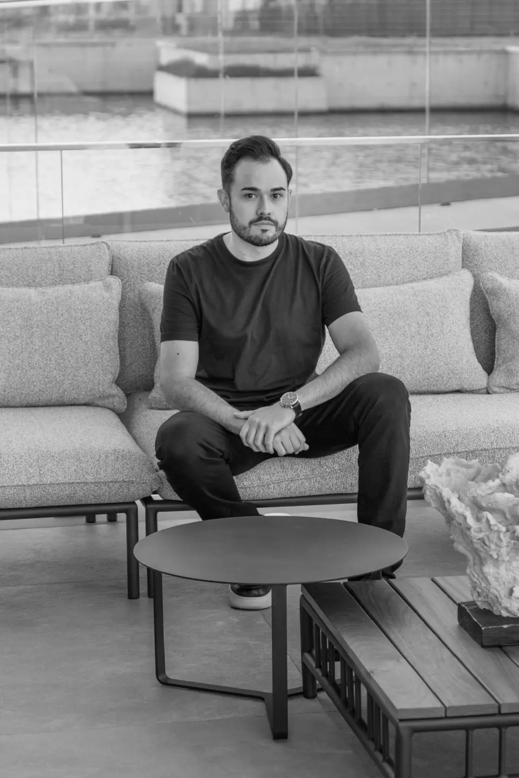 Retrato em preto e branco de Vitor Gomes, fundador da VG Interiores.